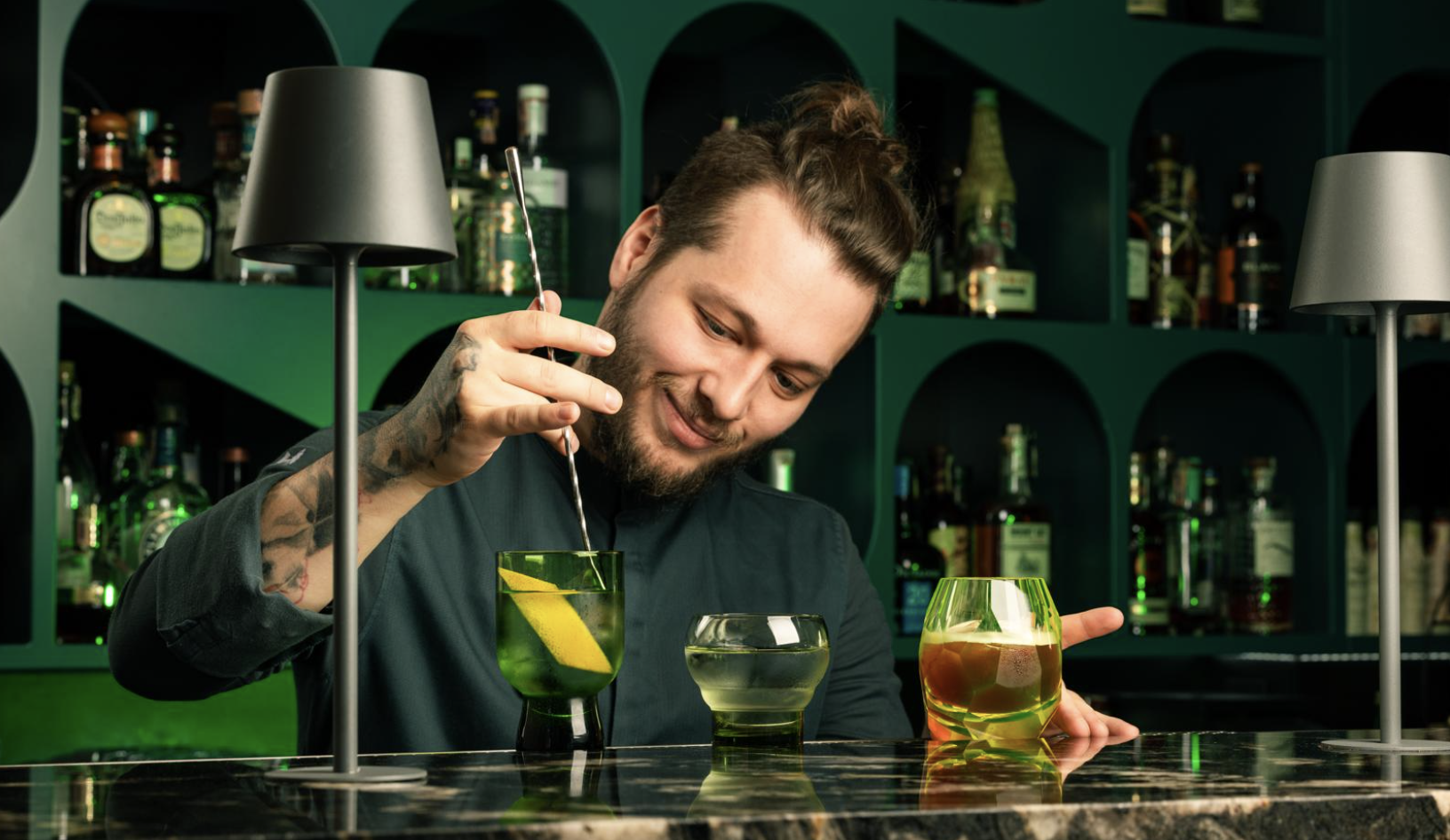 V Sky Bare majú drinky príbeh. S barmanom roka Michalom Dojčákom o vlastnej záhrade, “vykrádaní” kuchárov a kreativite
