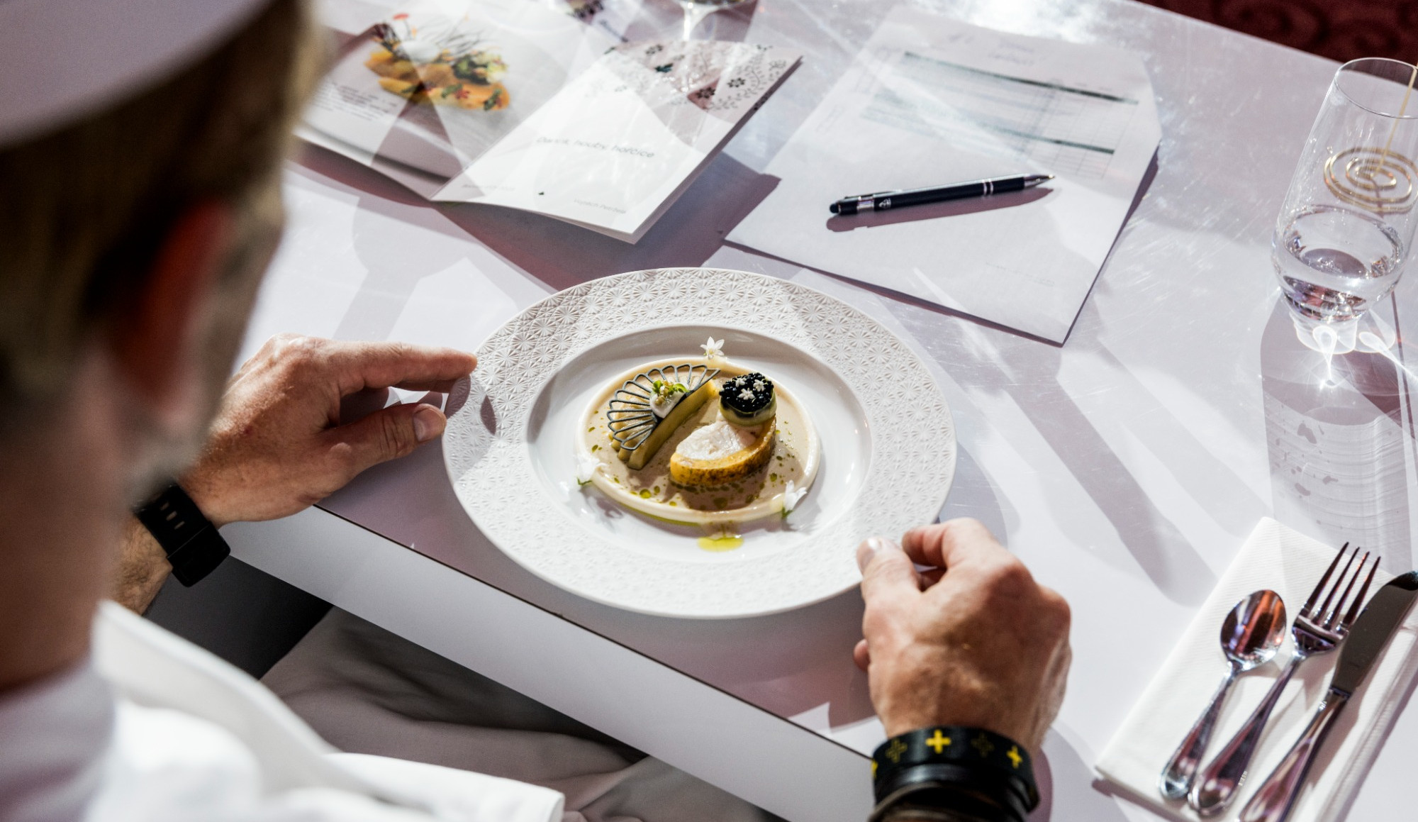 Môže tradičný porcelán držať tempo s modernou gastronómiou?